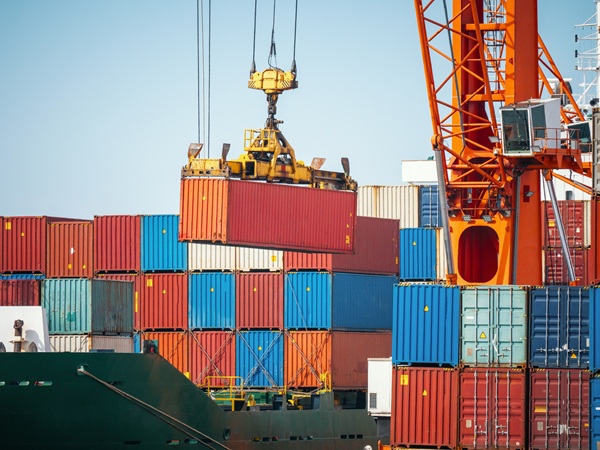 Grúa portuaria trabajando en terminal de contenedores