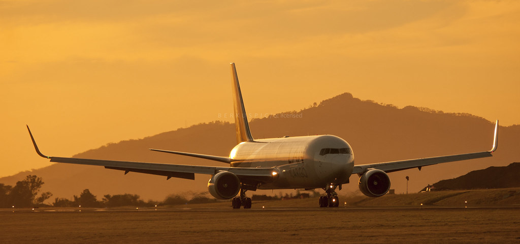 Avión de carga en pista