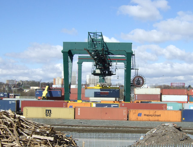 Grúa portuaria en terminal de contenedores