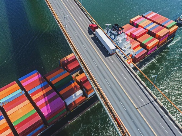 Depósito logístico con mercadería organizada